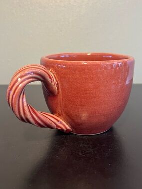 Vtg ROWE POTTERY WORKS Handcrafted Cranberry Crackle Glaze Twisted Handle Cup